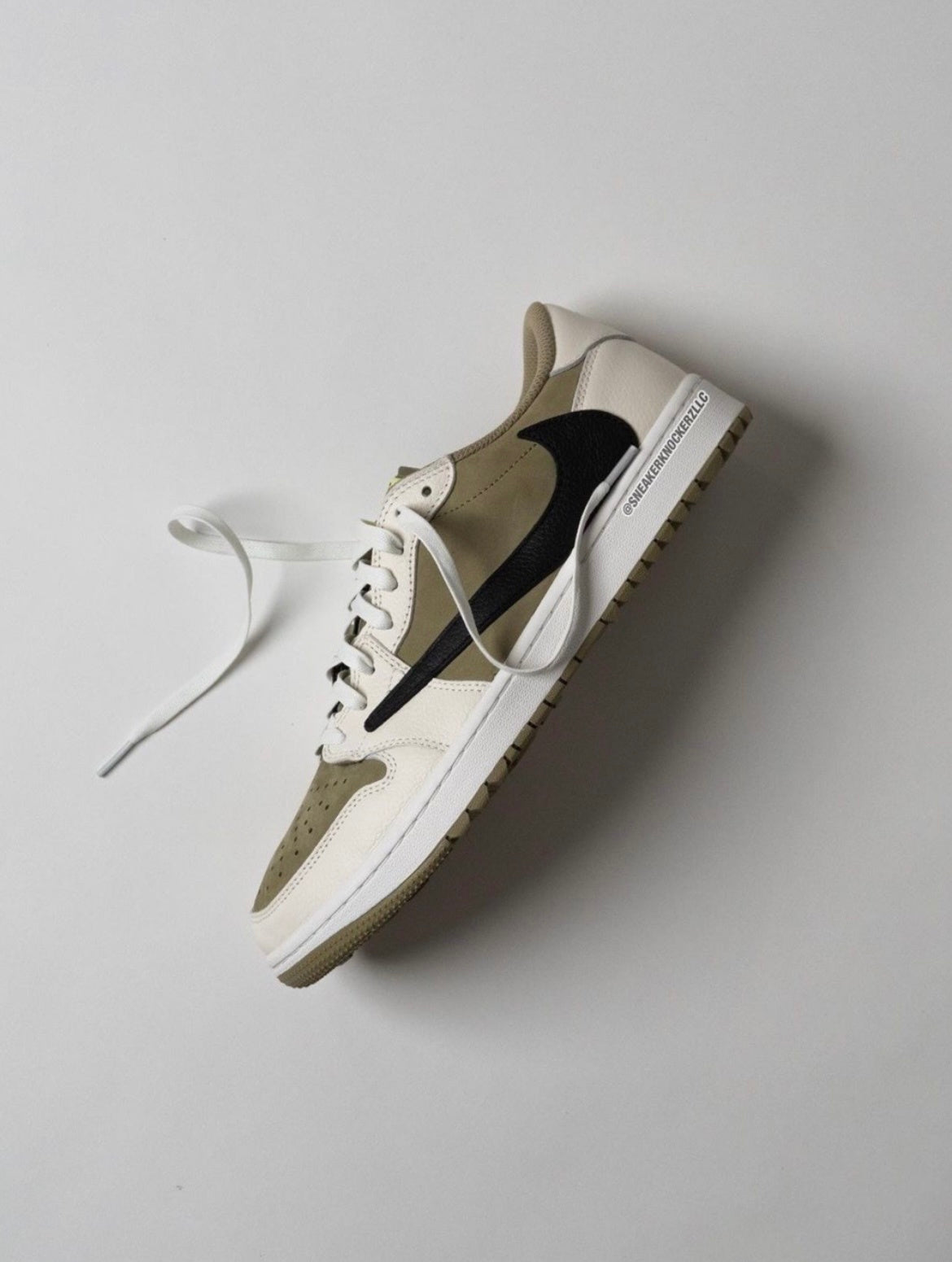 Jordan 1 Low Golf Travis Scott FZ3124-200 in Olive - product image from the listing.