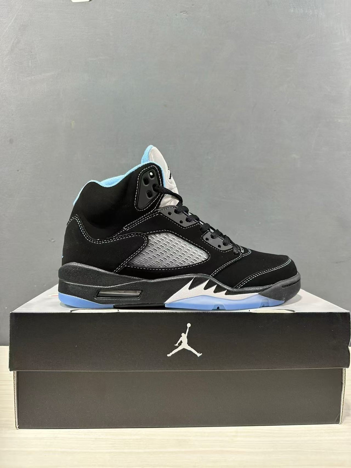 Air Jordan 5 Retro Black University Blue DD0587-008 - product image from the listing.