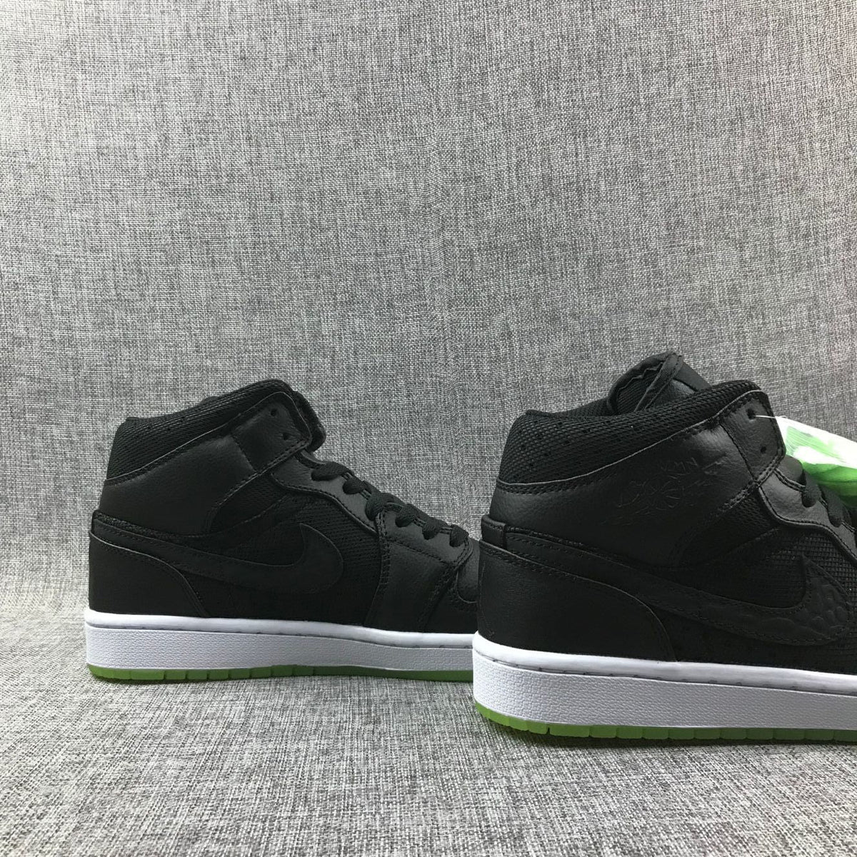 Strap Black and Fluorescent Green Sneaker - Jordan 1 High 364770-007 - product image from the listing.