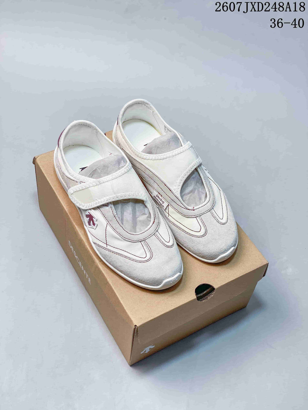 Descente Edge Court Retro Low-Top Sneakers in White SP323LSN82 - product image from the listing.