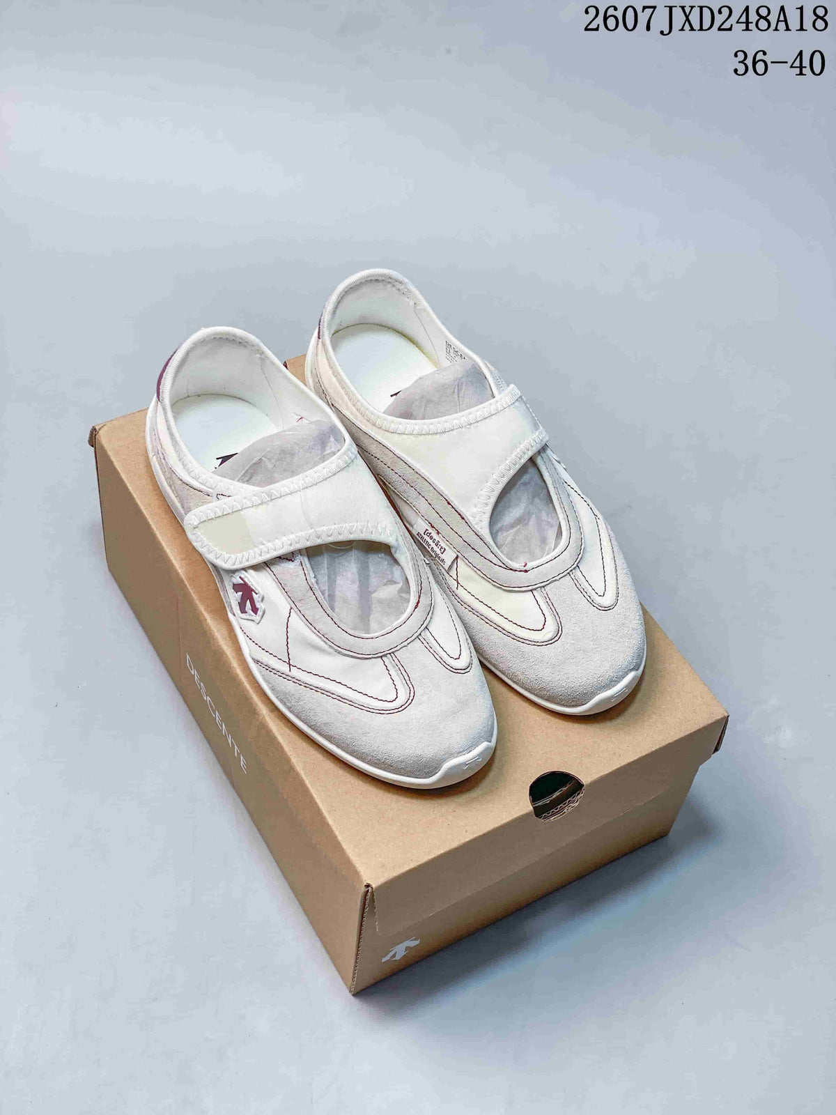 Descente Edge Court Retro Low-Top Sneakers in White SP323LSN82 - product image from the listing.