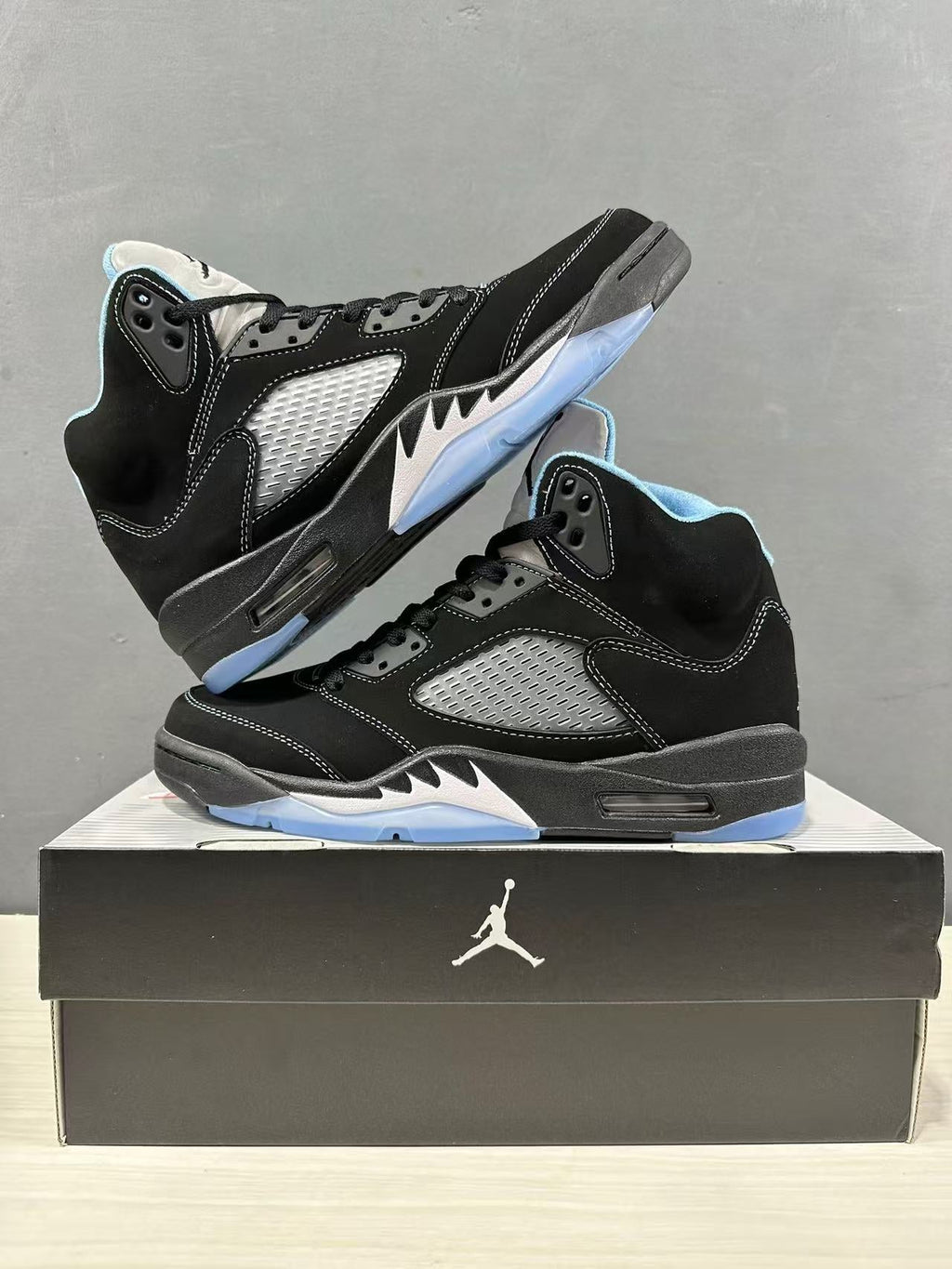 Air Jordan 5 Retro Black University Blue DD0587-008 - product image from the listing.