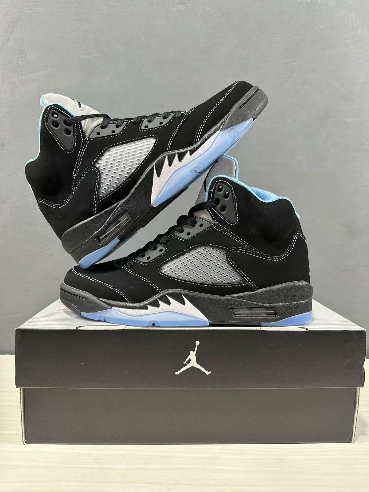 Air Jordan 5 Retro Black University Blue DD0587-008 - product image from the listing.
