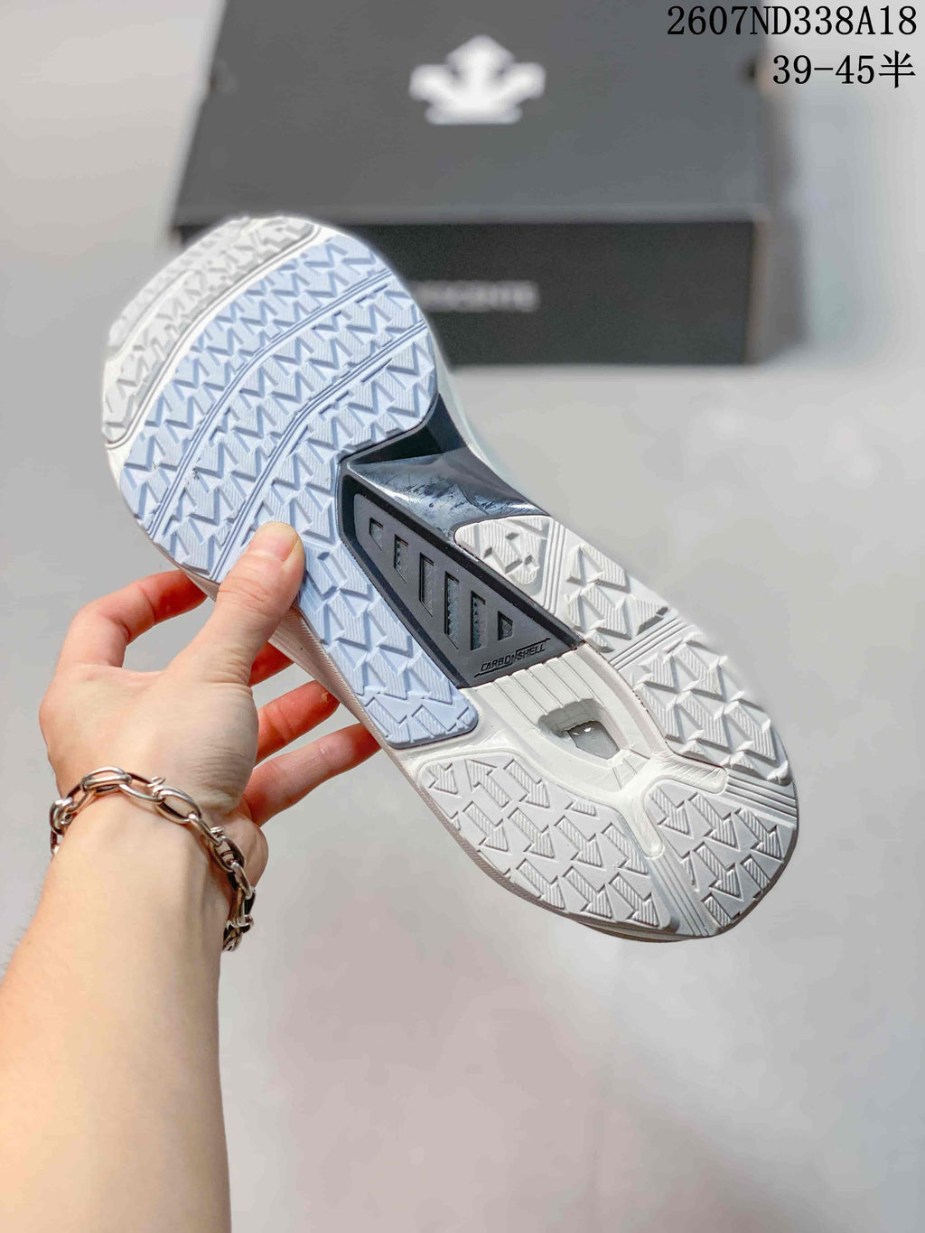 Descente D.F. Wire 3.0 White BOA Sneakers for Running - product image from the listing.