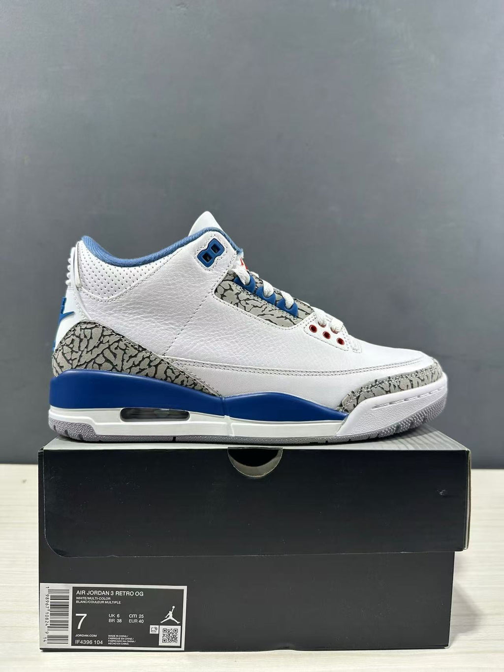 Air Jordan 3 Retro True Blue Sneakers White/Blue IF4396-104 - product image from the listing.