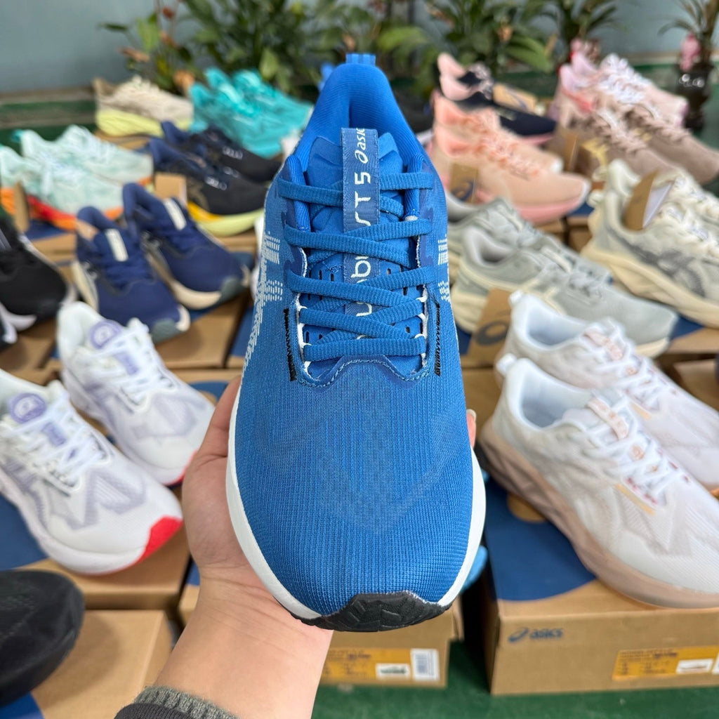ASICS Novablast 5 LE Running Shoes in Blue 1011B974-403 - product image from the listing.