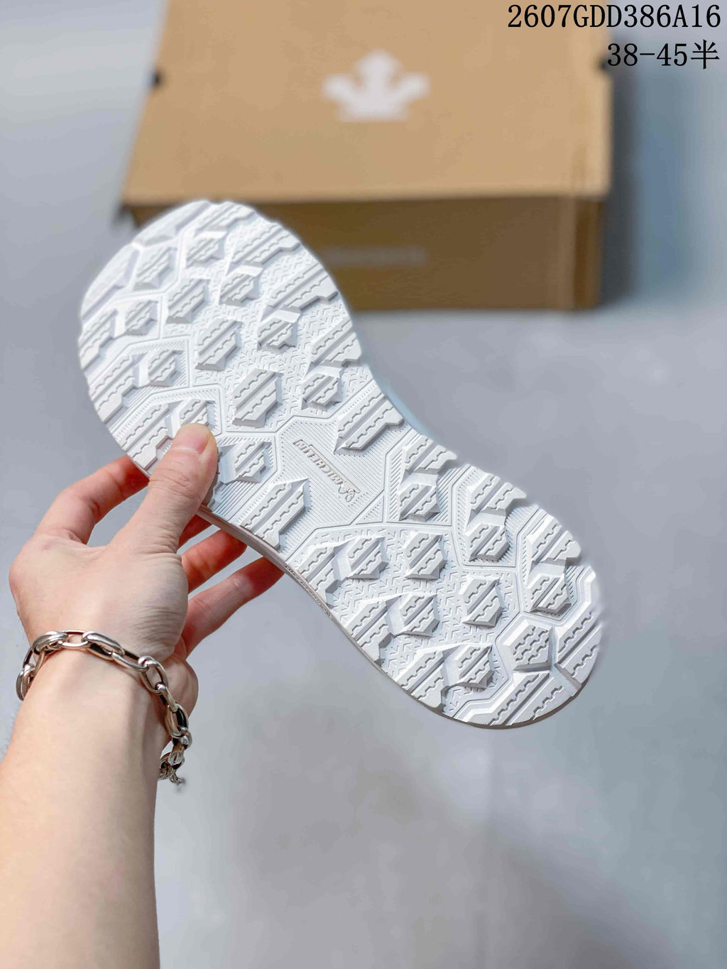 DESCENTE Dualis PRIME WIRE2.0 Sneakers in Navy White 07GDD386A16 - product image from the listing.