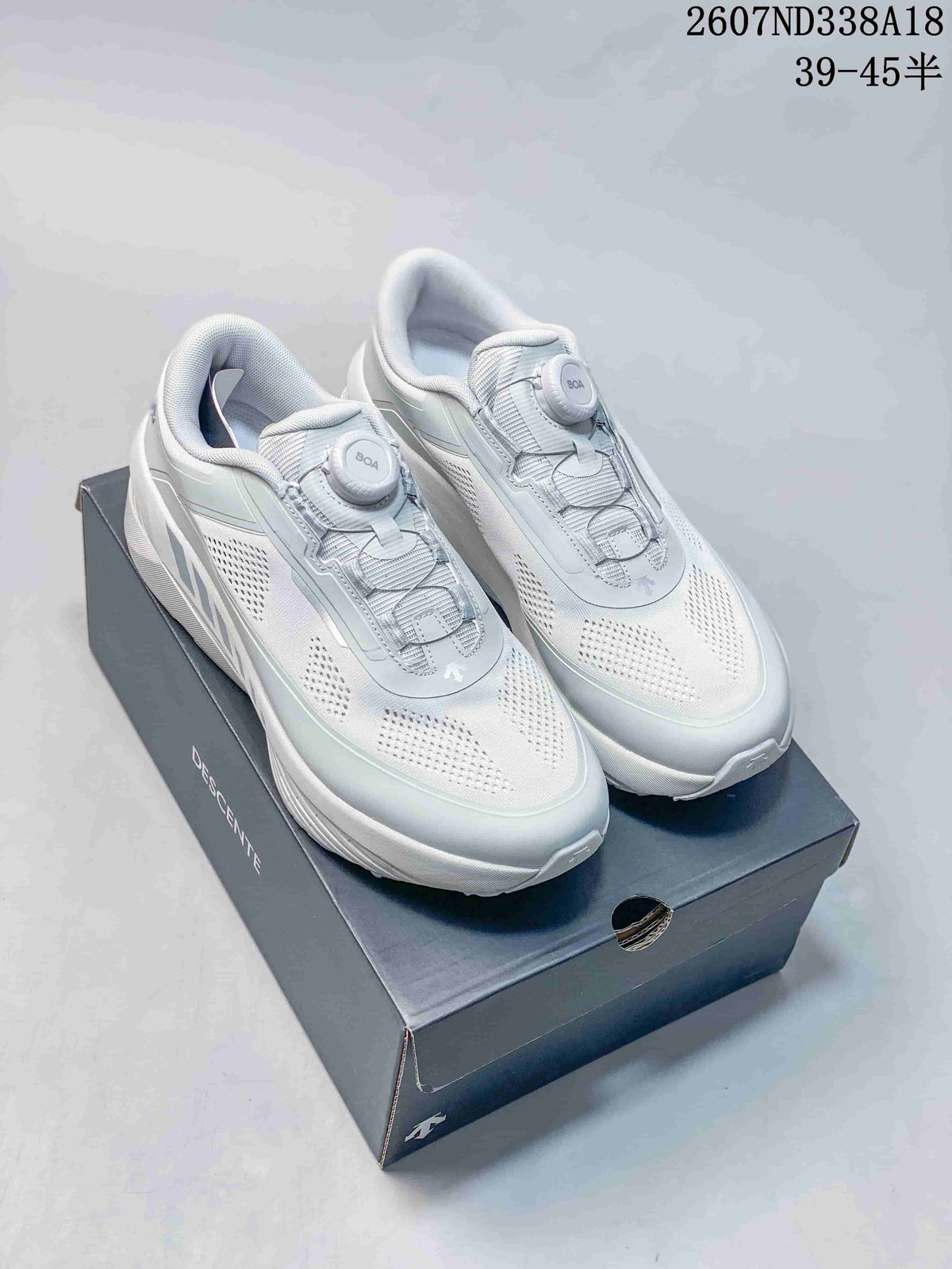 Descente D.F. Wire 3.0 White BOA Sneakers for Running - product image from the listing.