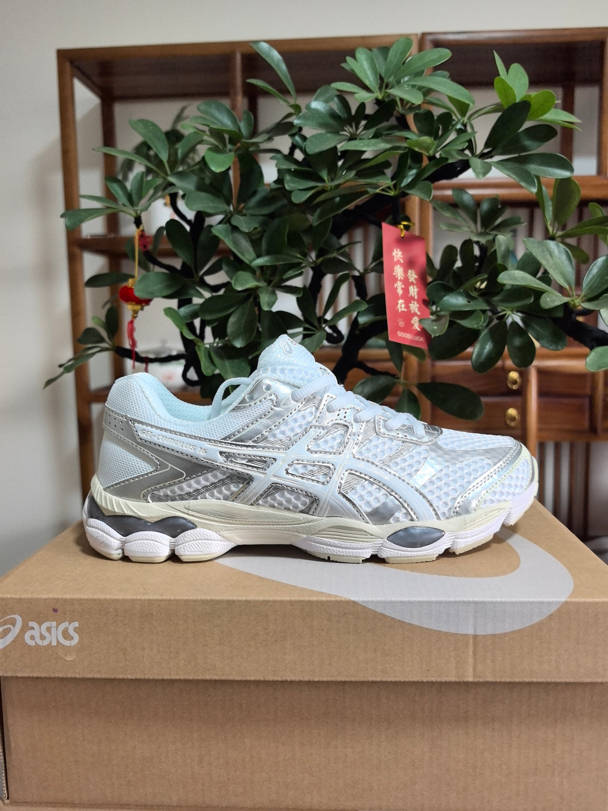 ASICS GEL-Cumulus 16 Sneakers in White and Grey - product image from the listing.