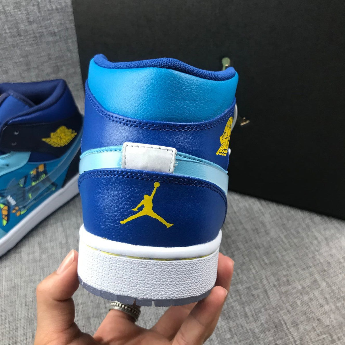 Sneakers Blue Cyan - Air Jordan 1 Mid BV7446-400 - product image from the listing.