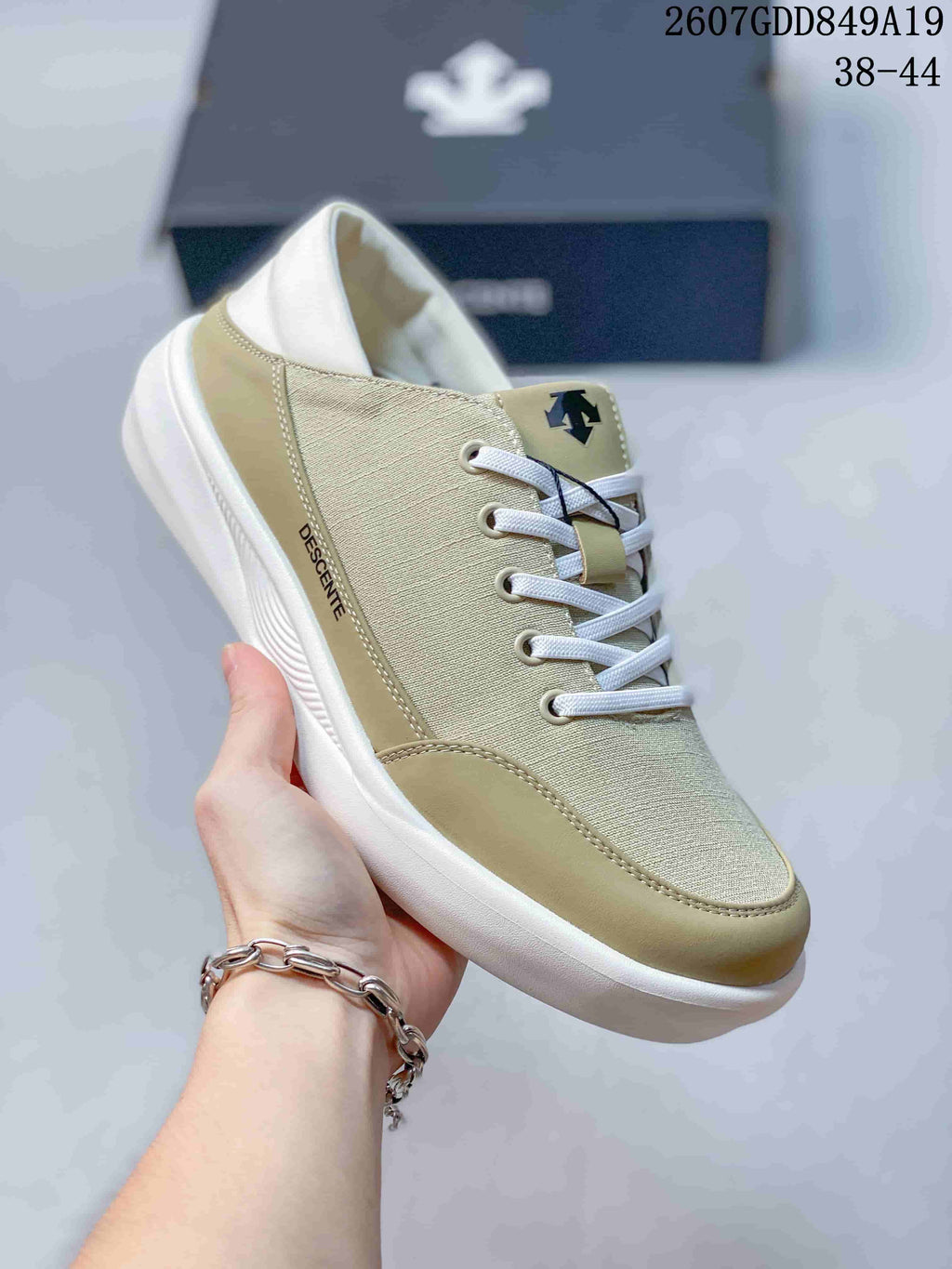 Descente 2607GDD849A19 Casual Sneakers in White and Beige - product image from the listing.