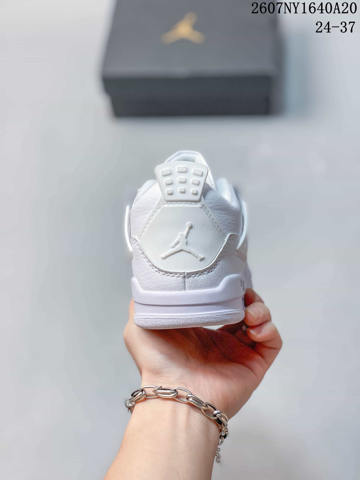 Jordan White Low-Cut Kids Basketball Sneakers 2607NY1640A20 - product image from the listing.
