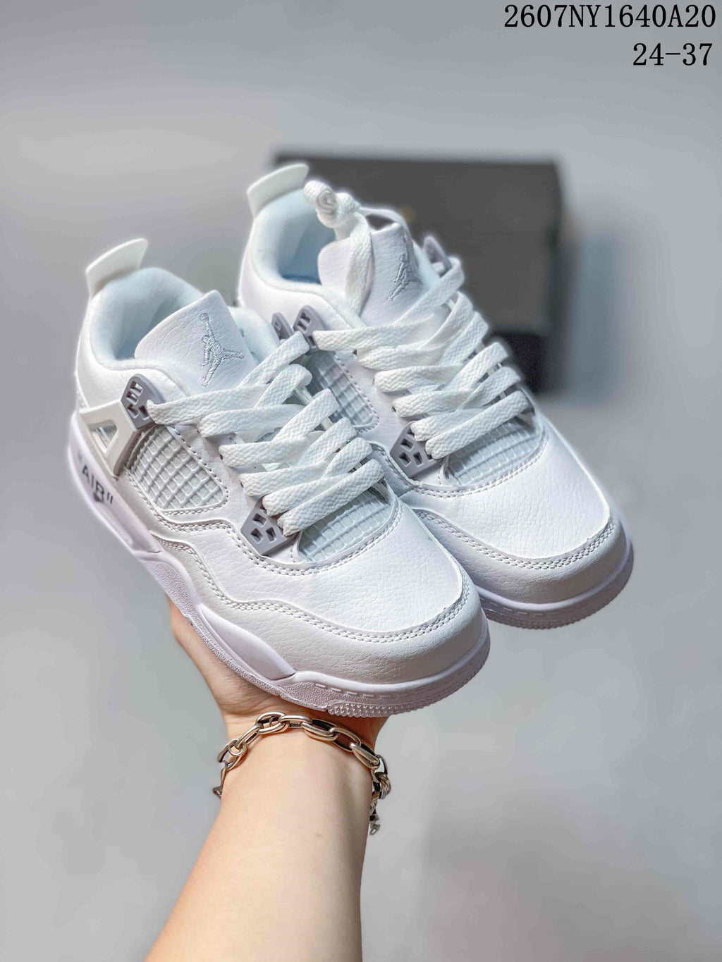 Jordan White Low-Cut Kids Basketball Sneakers 2607NY1640A20 - product image from the listing.