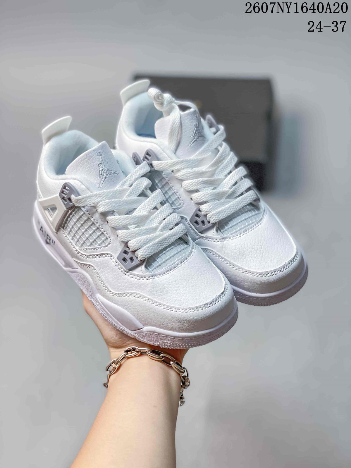 Jordan White Low-Cut Kids Basketball Sneakers 2607NY1640A20 - product image from the listing.