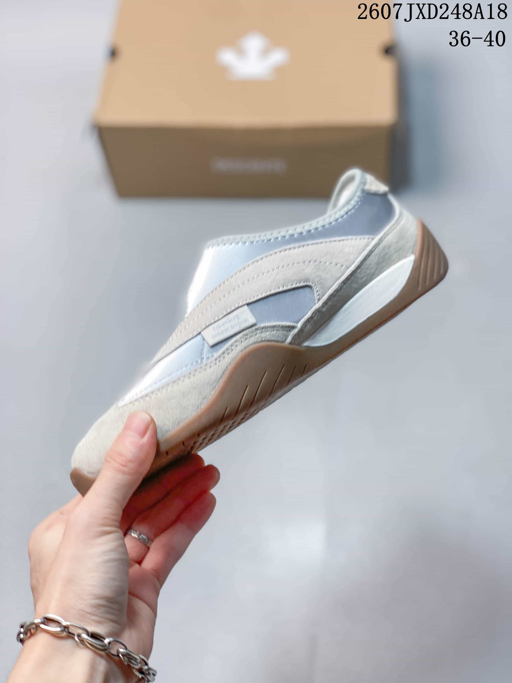 DESCENTE EDGE COURT RETRO Low-Top Sneakers in Silver White - product image from the listing.