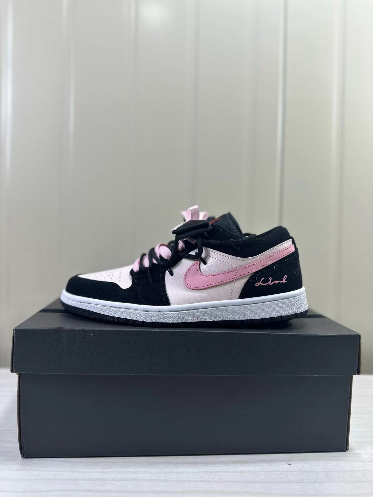 Air Jordan 1 Low Black Pink GS DX4374-008 - product image from the listing.