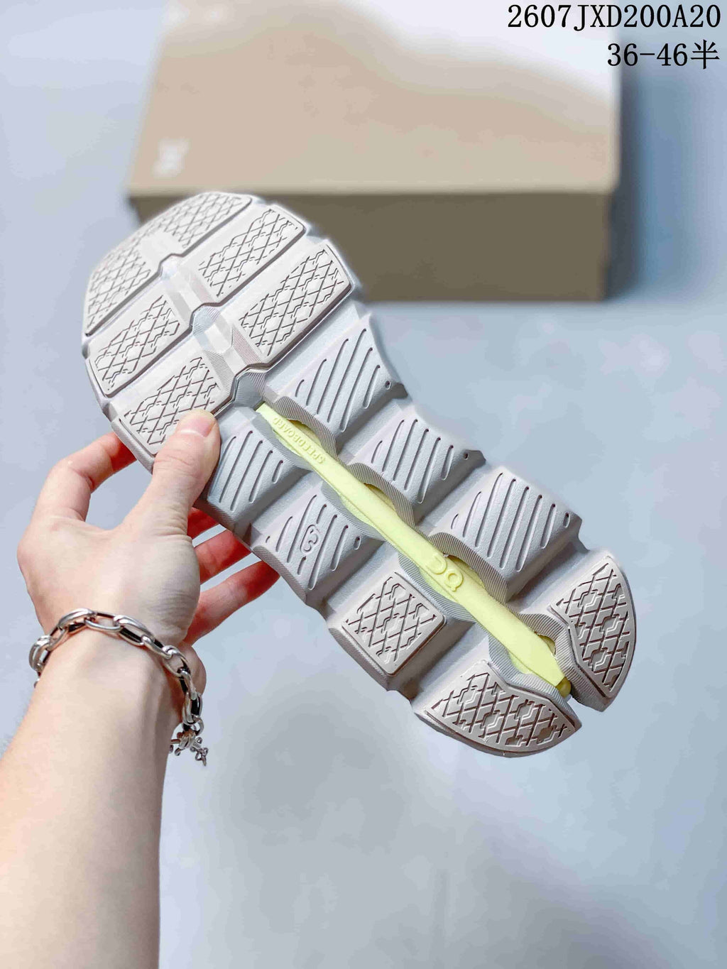 Women's On Cloudswift Amp Running Sneakers White 2607JXD200A20 - product image from the listing.