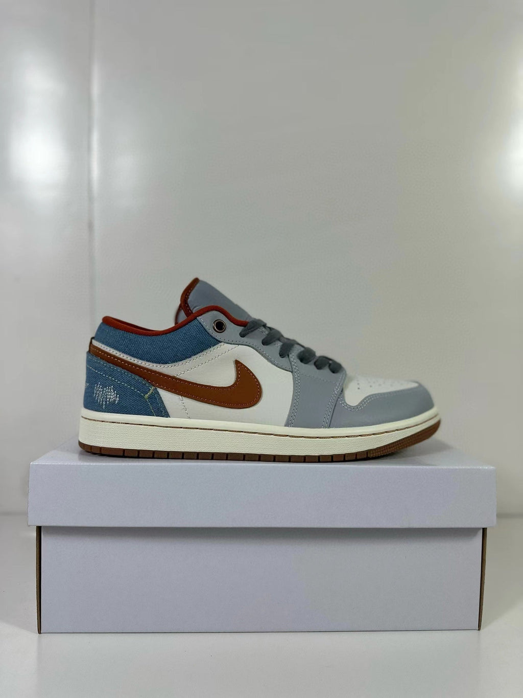 Air Jordan 1 Low Blue White FZ5045-019 - product image from the listing.