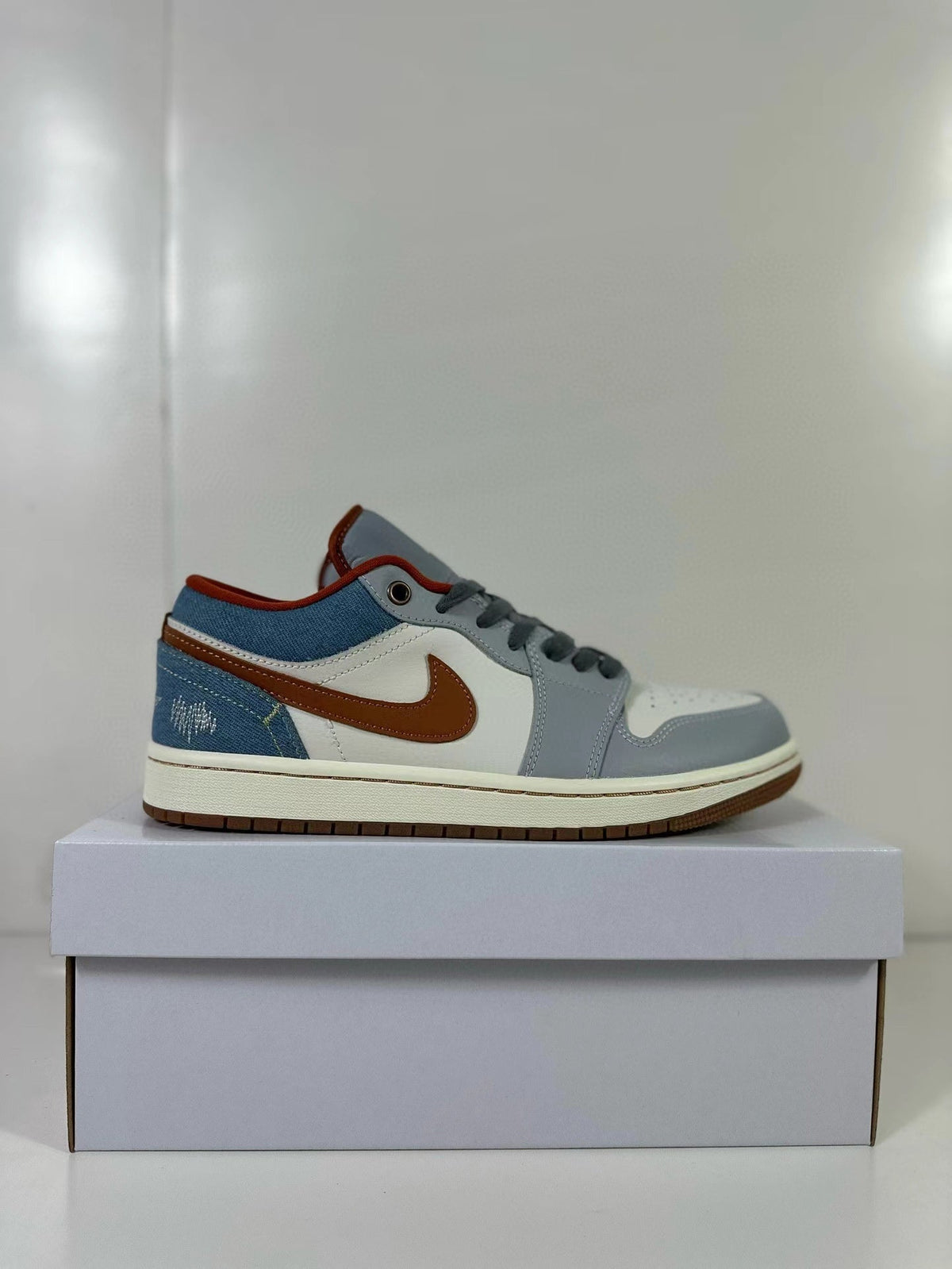 Air Jordan 1 Low Blue White FZ5045-019 - product image from the listing.