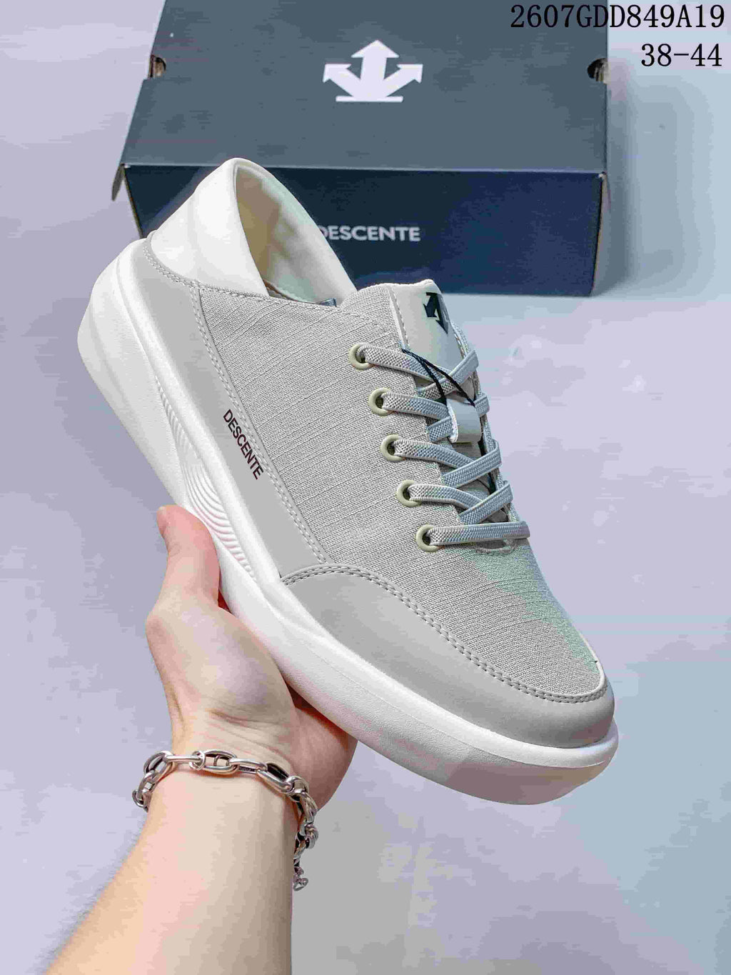Descente 2607GDD849A19 Casual Sneakers in White and Beige - product image from the listing.
