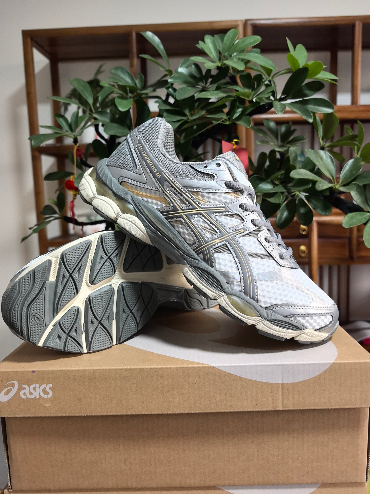 ASICS GEL-Cumulus 16 Running Shoes in Grey - product image from the listing.