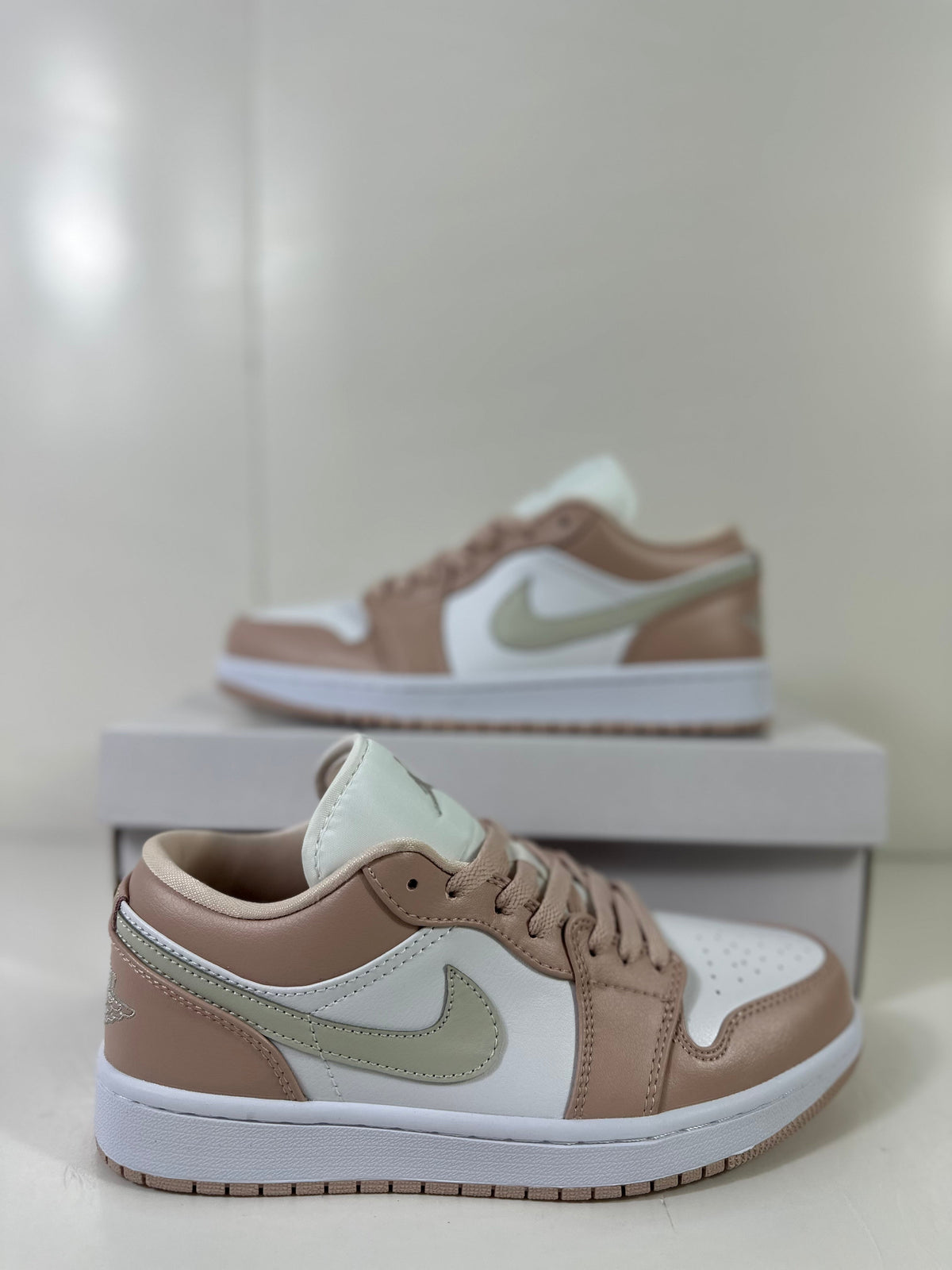 Air Jordan 1 Low White Light Bone DC0774-120 - product image from the listing.
