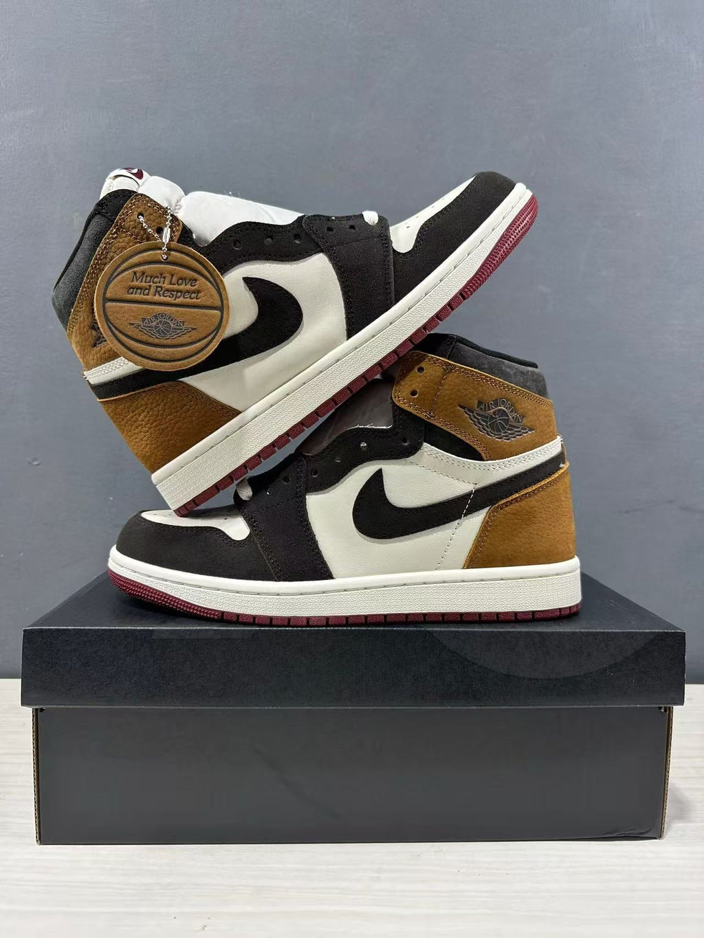 Air Jordan 1 High OG Cacao Wow Sand Drift DZ5485-201 - product image from the listing.