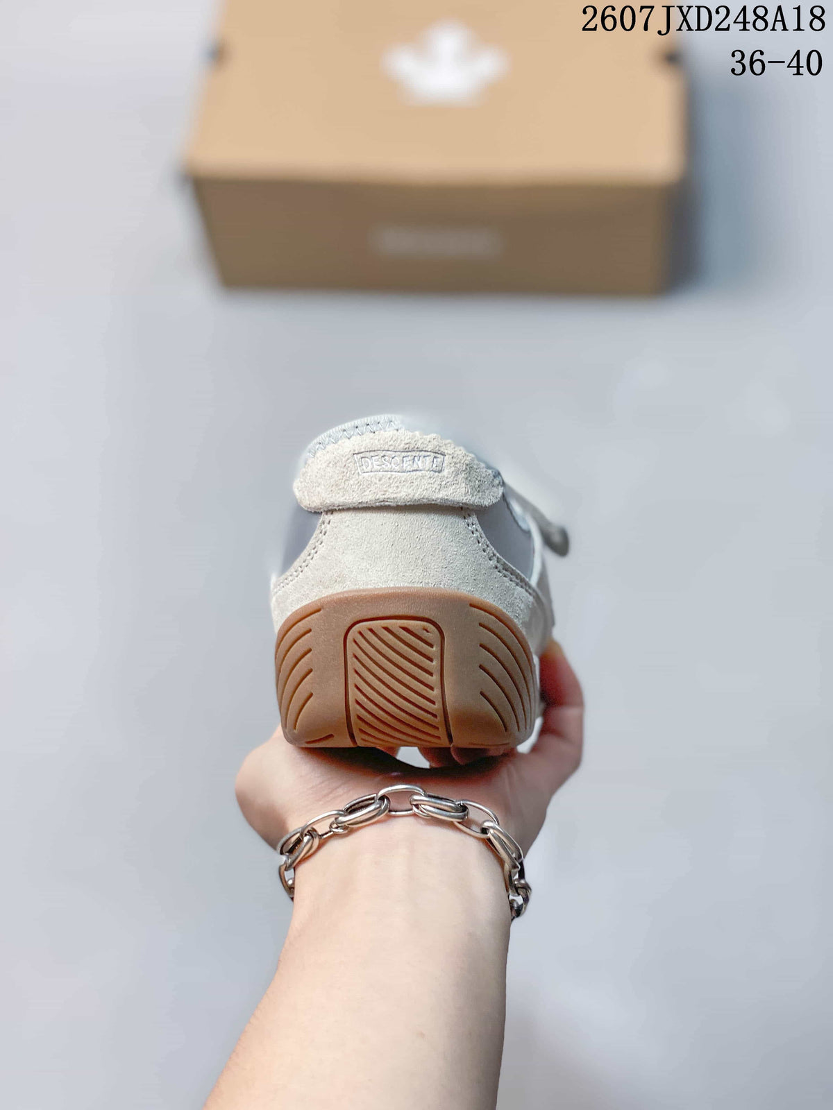 DESCENTE EDGE COURT RETRO Low-Top Sneakers in Silver White - product image from the listing.
