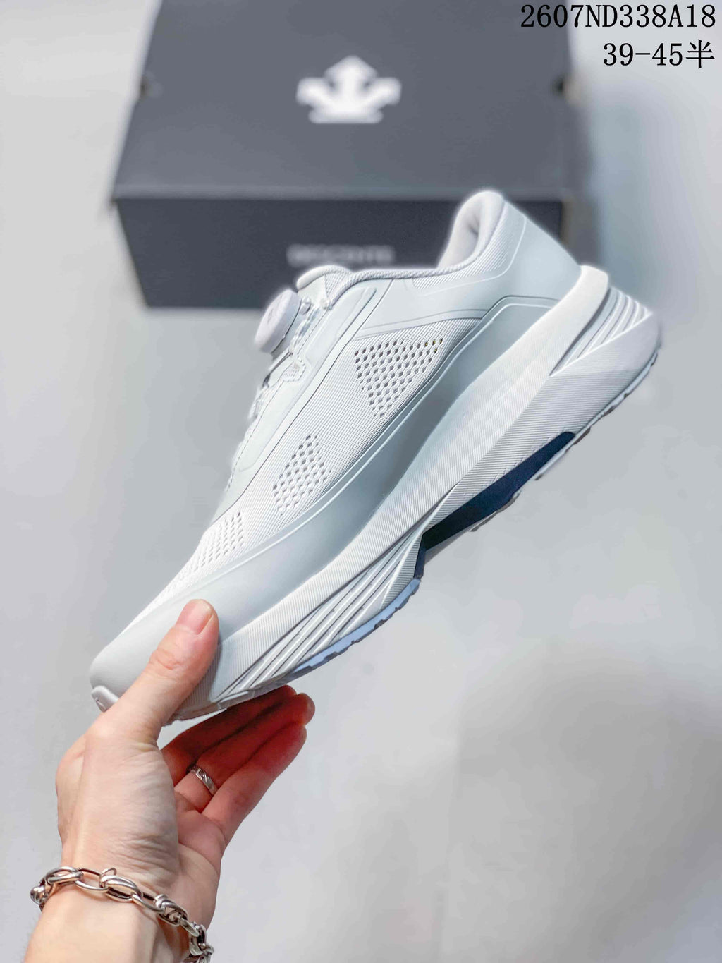 Descente D.F. Wire 3.0 White BOA Sneakers for Running - product image from the listing.