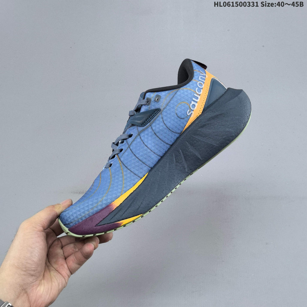Saucony Triumph 22 GORE-TEX Shoes for Running - product image from the listing.