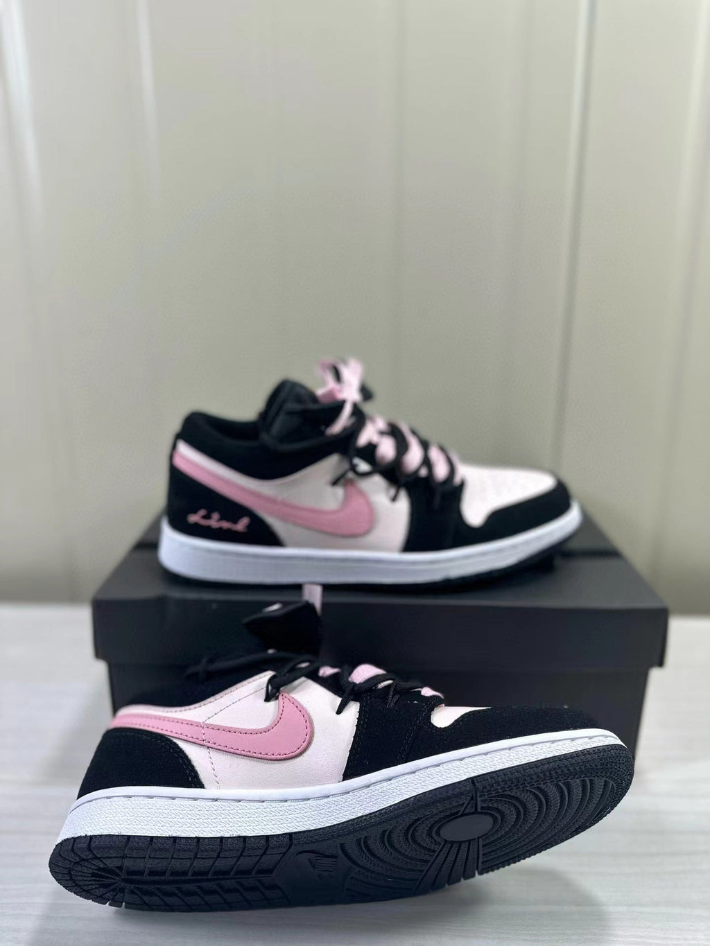 Air Jordan 1 Low Black Pink GS DX4374-008 - product image from the listing.