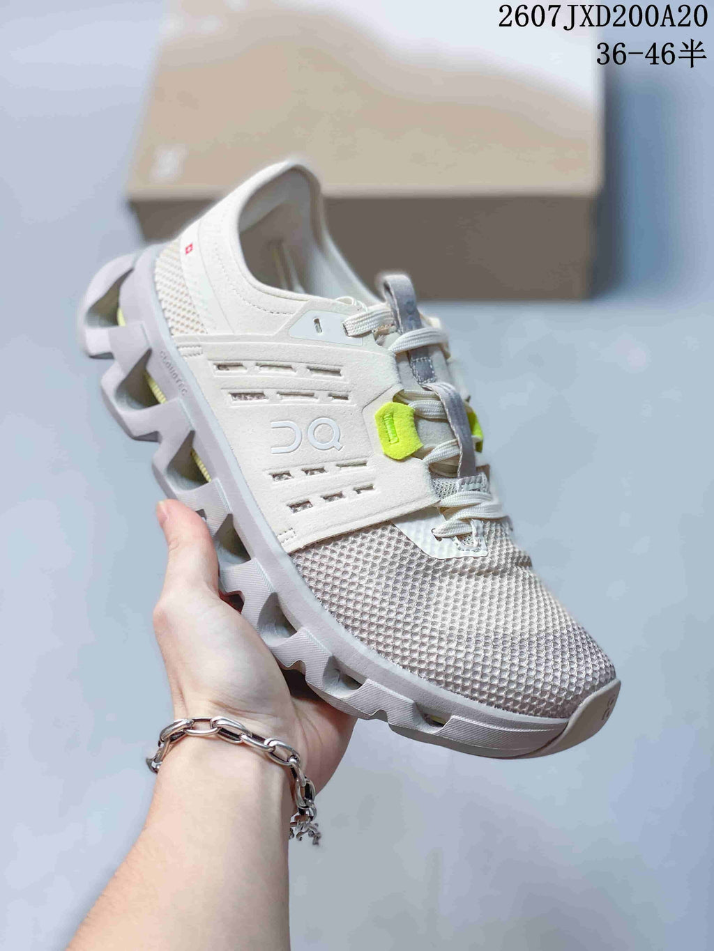 Women's On Cloudswift Amp Running Sneakers White 2607JXD200A20 - product image from the listing.