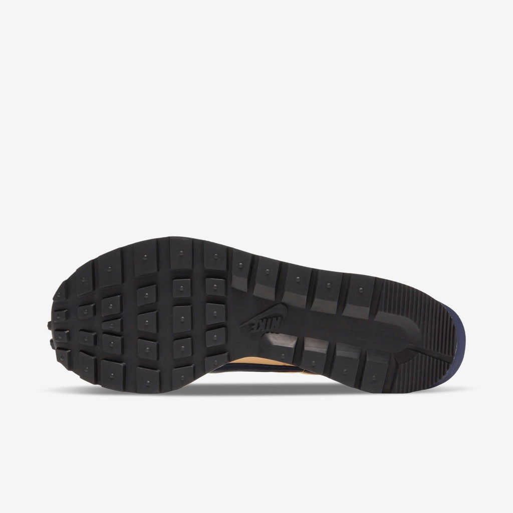 Sesame Khaki Nike sacai VaporWaffle DD1875-200 Sneakers - product image from the listing.
