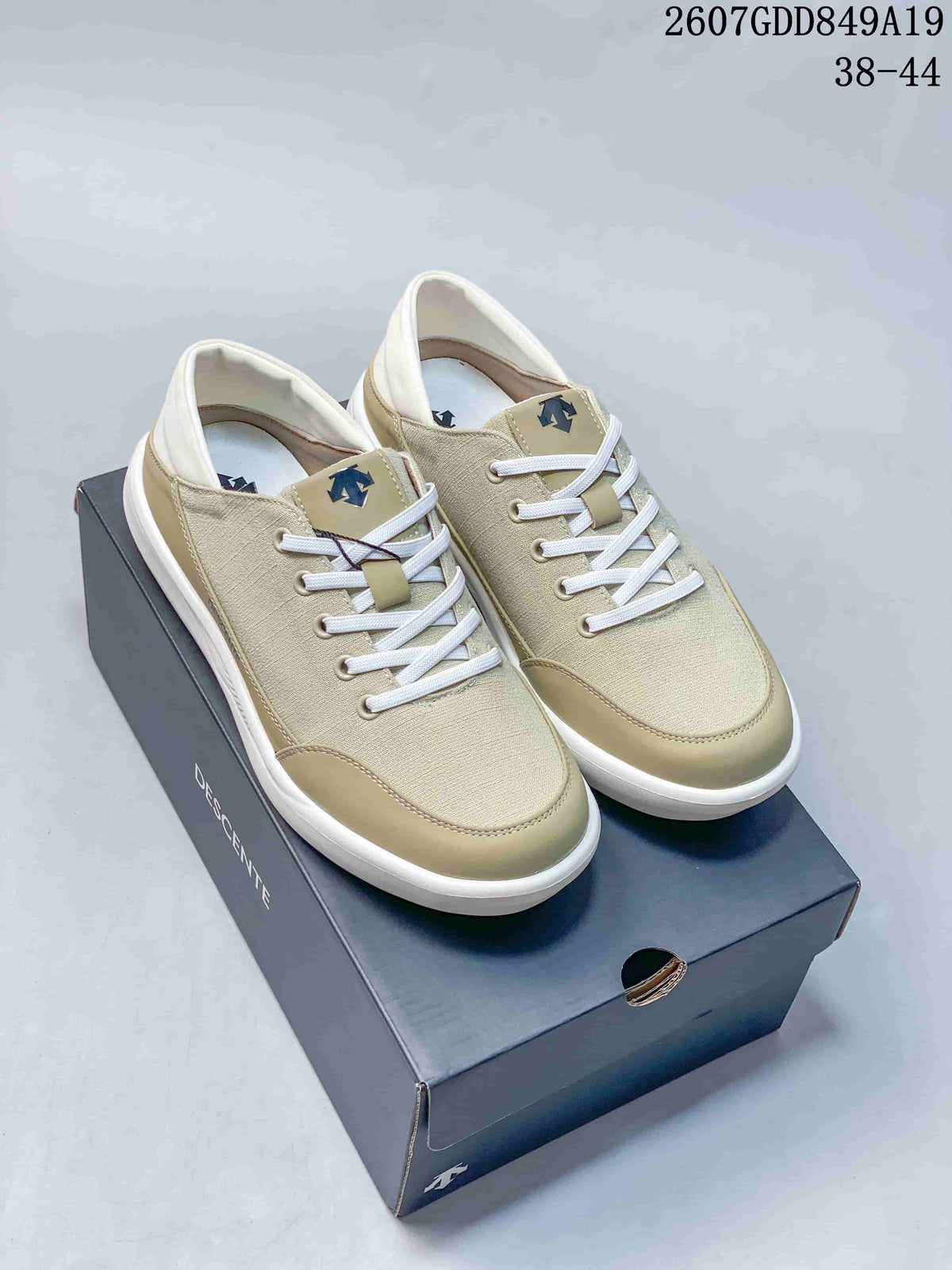Descente 2607GDD849A19 Casual Sneakers in White and Beige - product image from the listing.