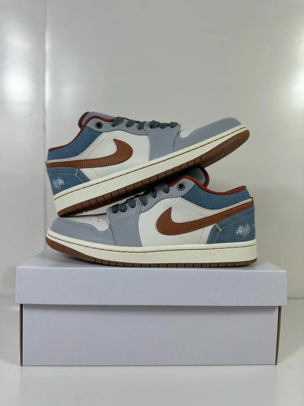 Air Jordan 1 Low Blue White FZ5045-019 - product image from the listing.