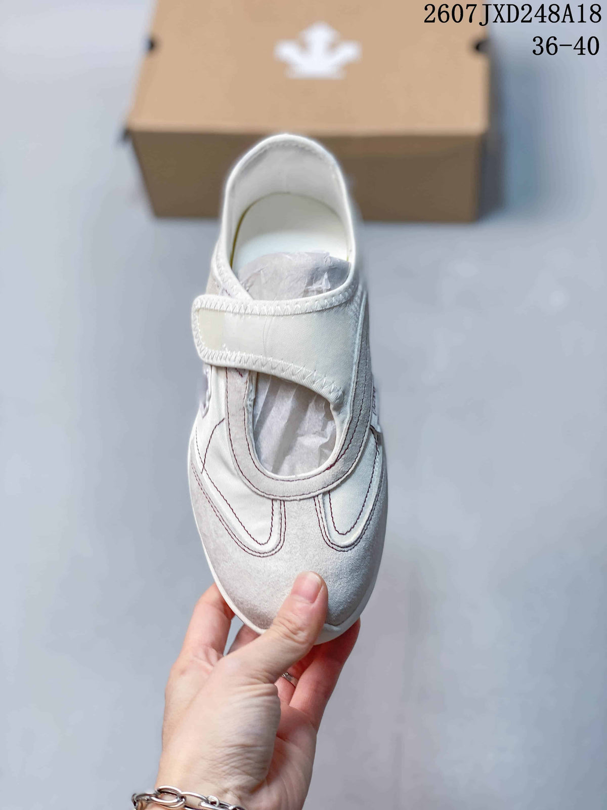 Descente Edge Court Retro Low-Top Sneakers in White SP323LSN82 - product image from the listing.