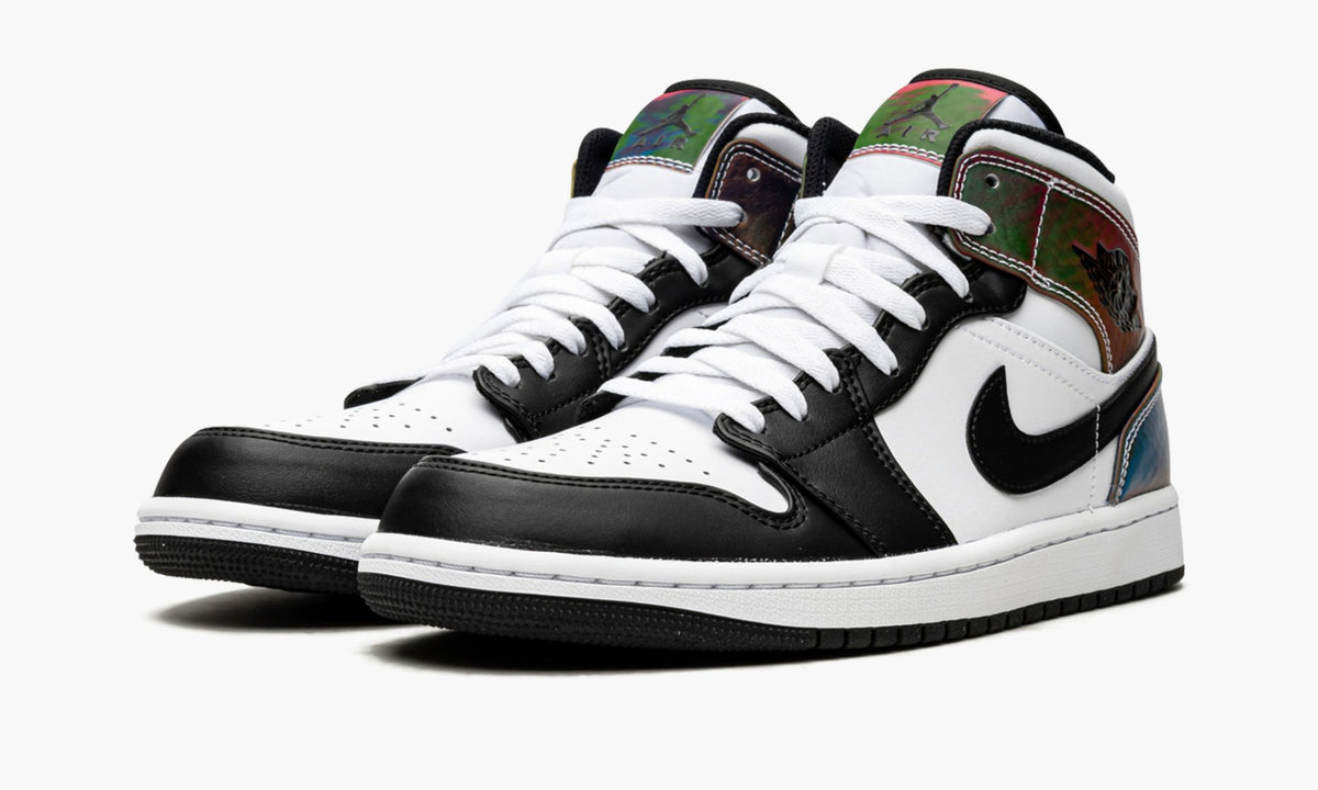 "Heat Reactive" Air Jordan 1 Mid SE - product image from the listing.