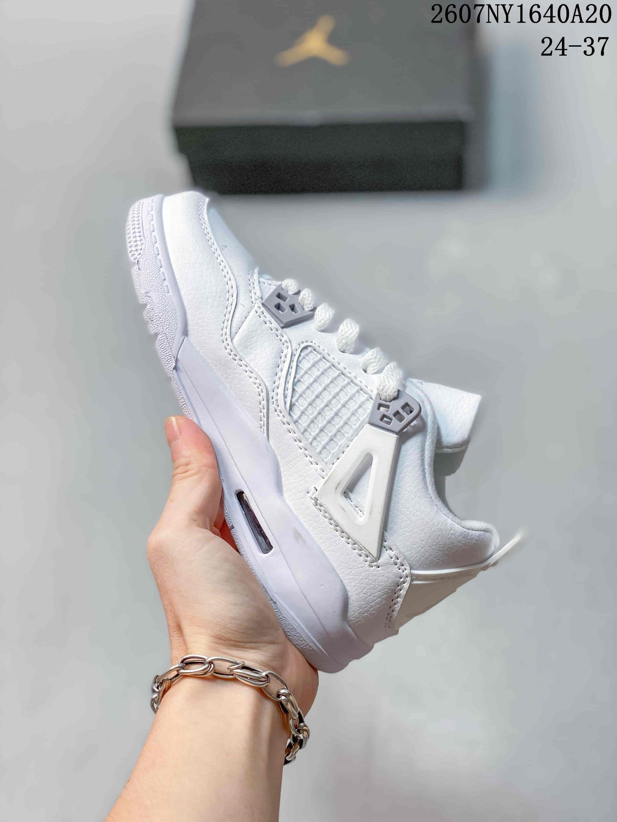 Jordan White Low-Cut Kids Basketball Sneakers 2607NY1640A20 - product image from the listing.