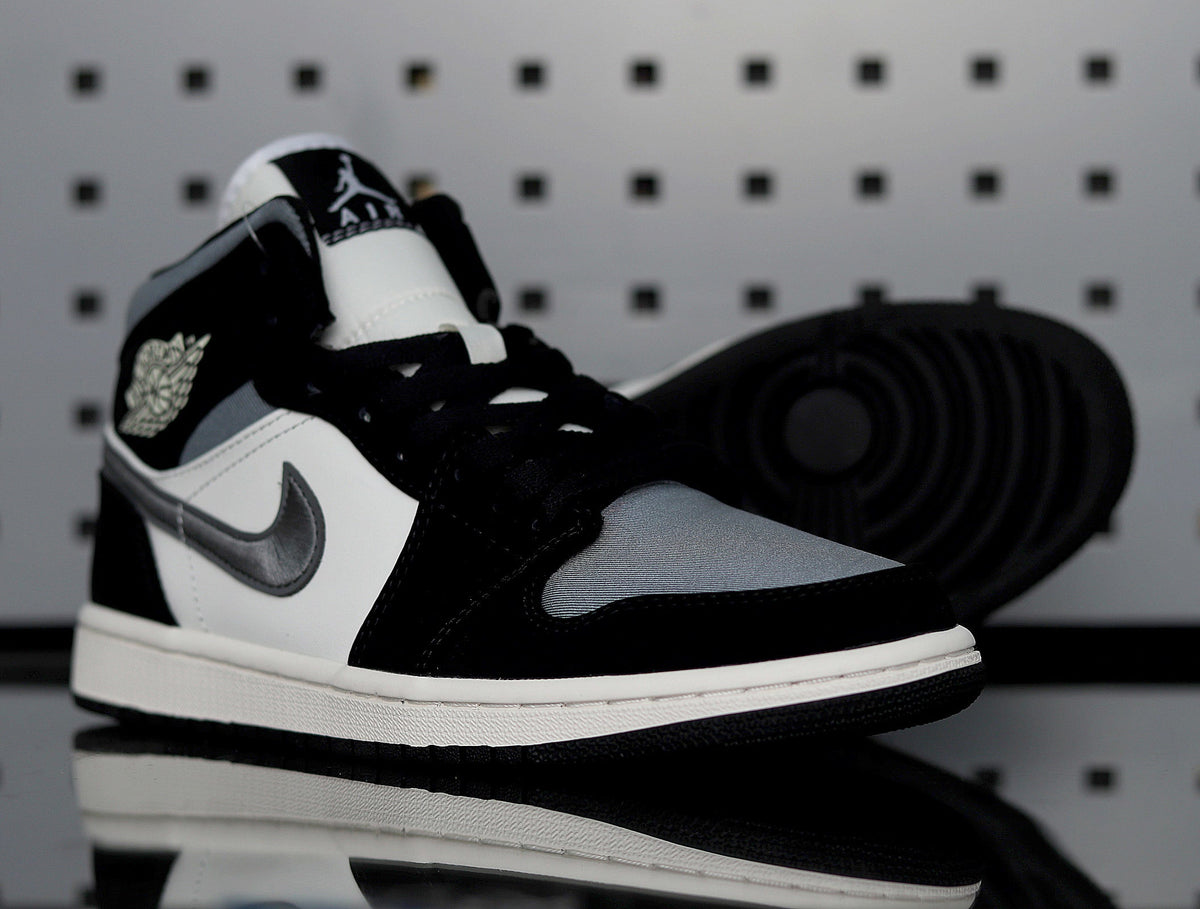 Jordan 1 Retro High OG Sneakers in Black White 852542-011 - product image from the listing.