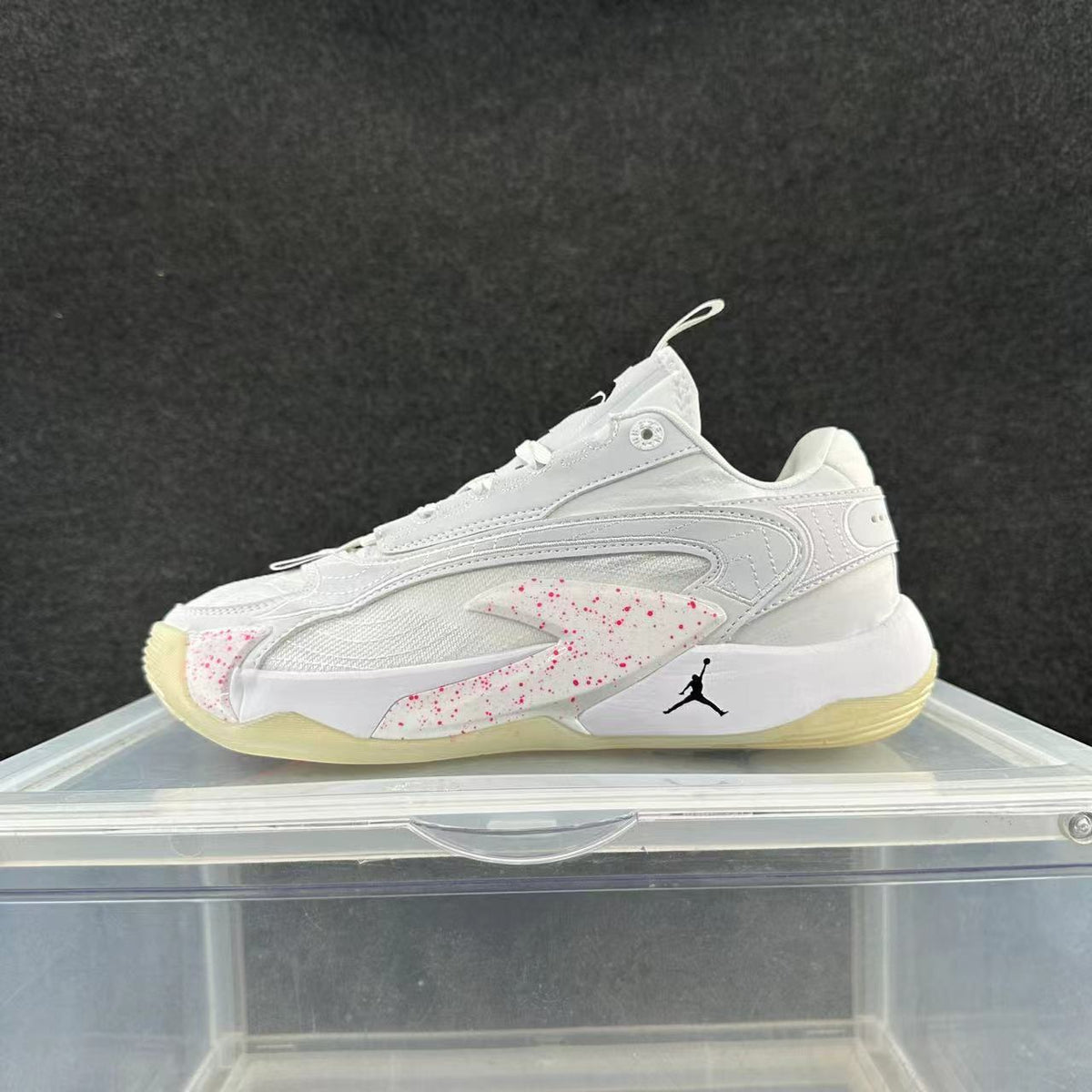 Jordan Low-Top Sneakers in White and Pink - product image from the listing.