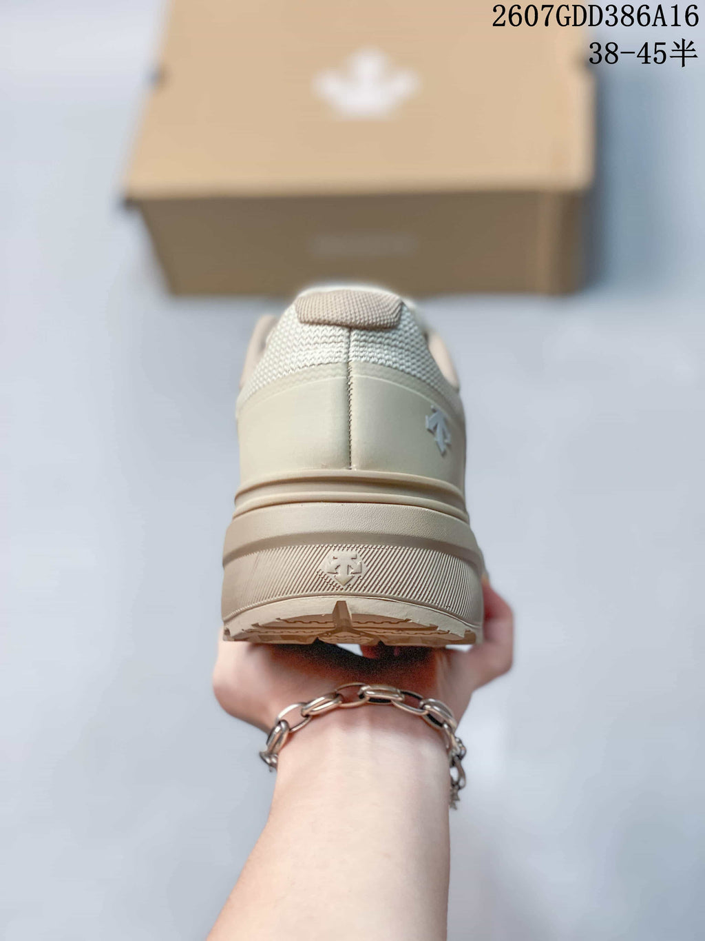 DESCENTE Dualis PRIME WIRE 2.0 Casual Sneakers in Beige - product image from the listing.