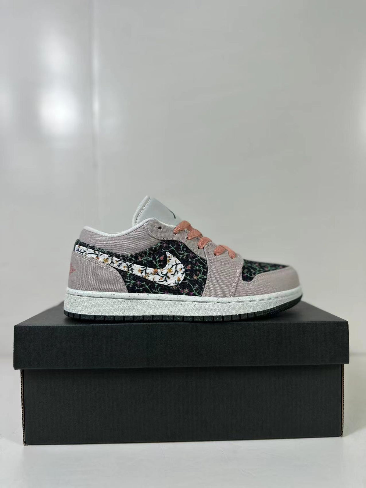 Air Jordan 1 Low SE GS Platinum Violet Sneakers FJ3445-001 - product image from the listing.