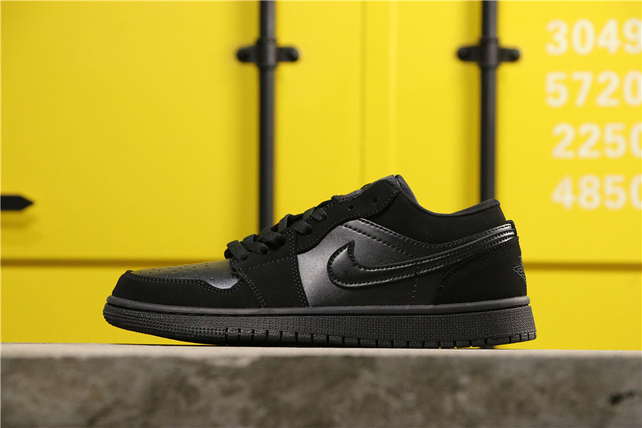 Nike Dunk Low Black Trainers Style Code 553558-025 - product image from the listing.