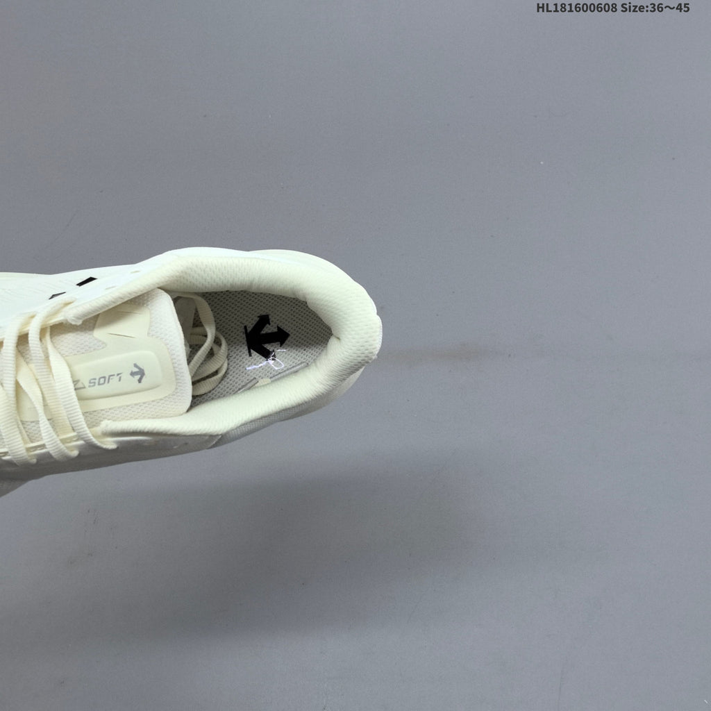 White DESCENTE RUN STEP Low-Top Running Shoes - product image from the listing.