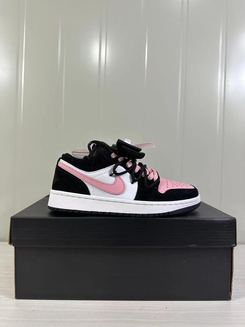 Air Jordan 1 Low GS Black Pink DX4374-008 - product image from the listing.