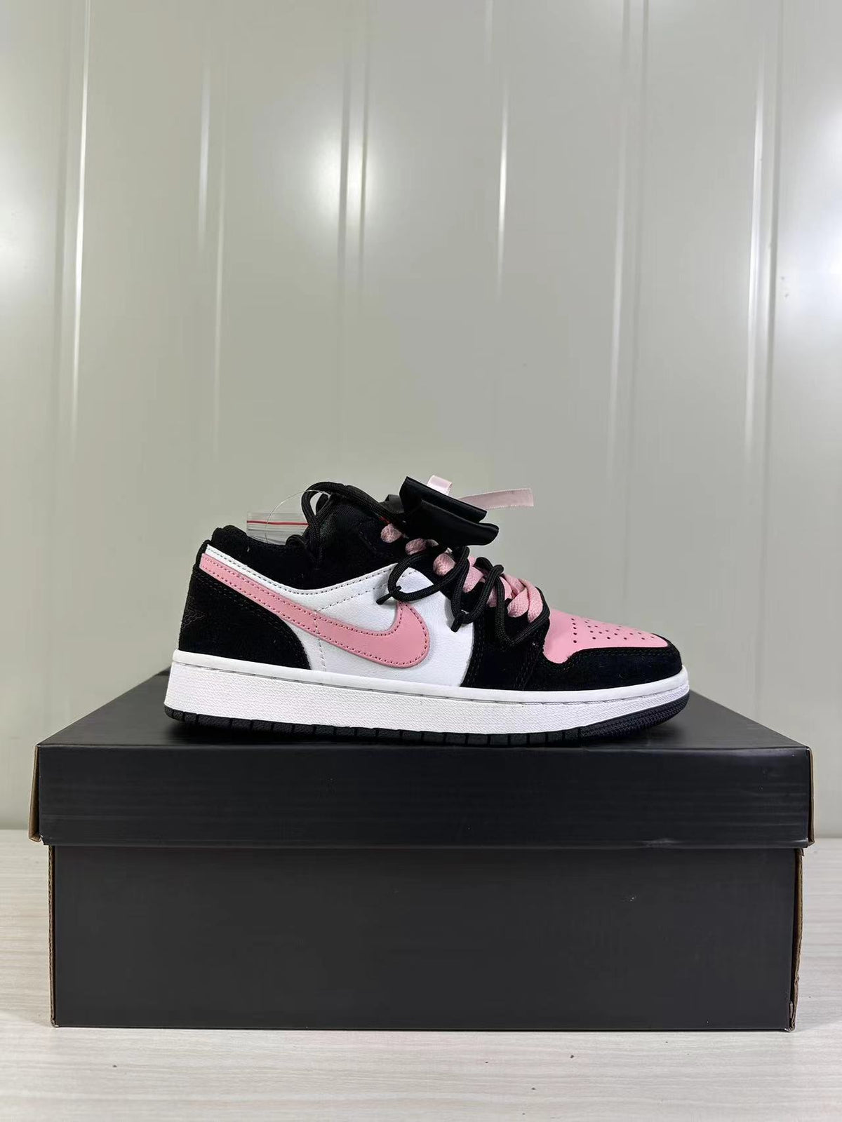 Air Jordan 1 Low GS Black Pink DX4374-008 - product image from the listing.