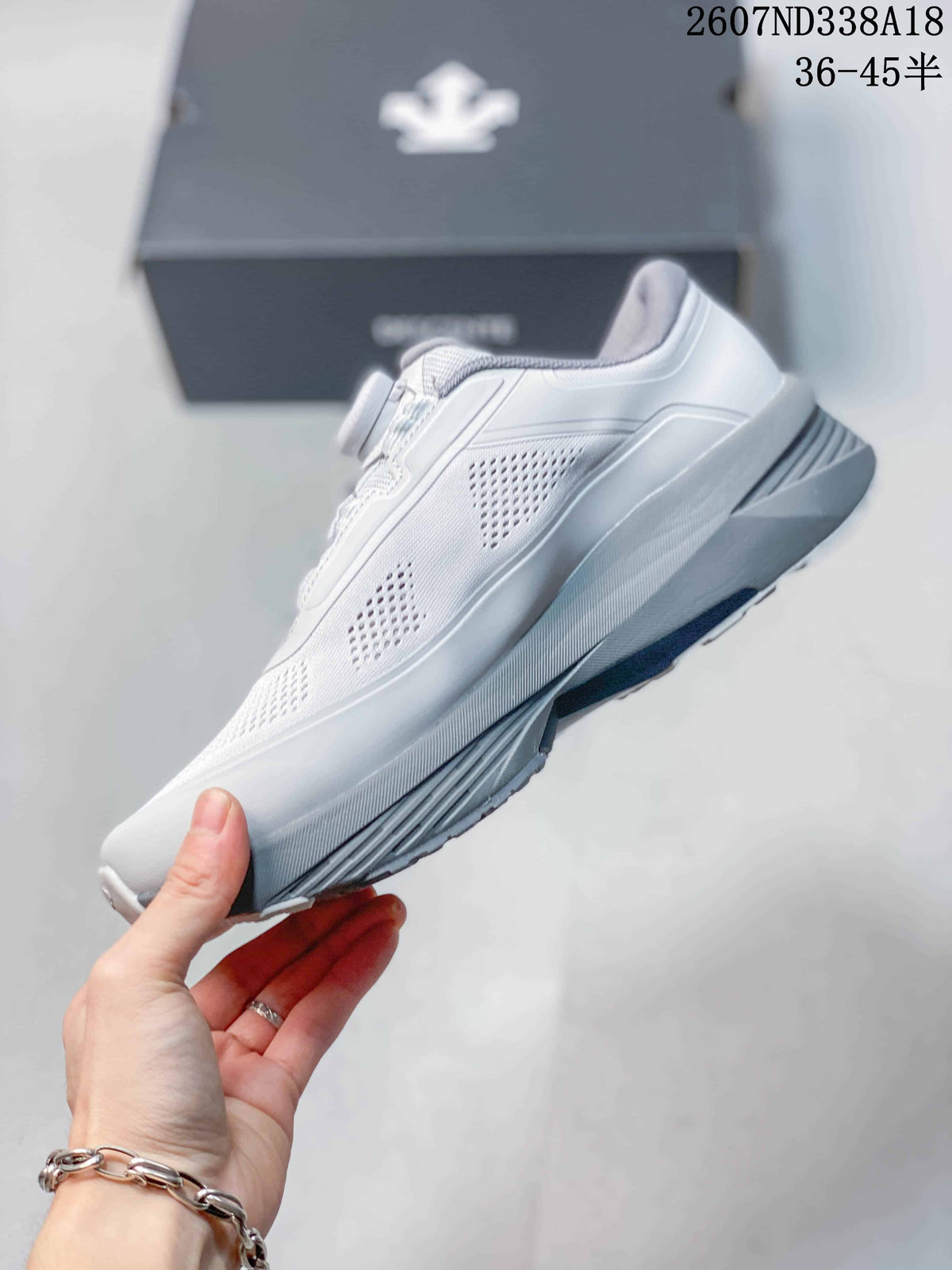 DESCENTE D F WIRE 3.0 Running Sneakers in White Gray - product image from the listing.