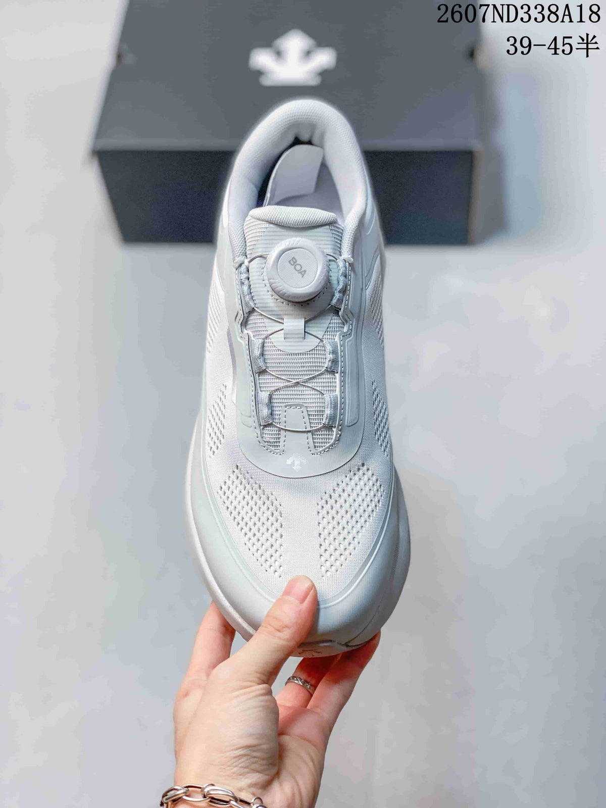 Descente D.F. Wire 3.0 White BOA Sneakers for Running - product image from the listing.