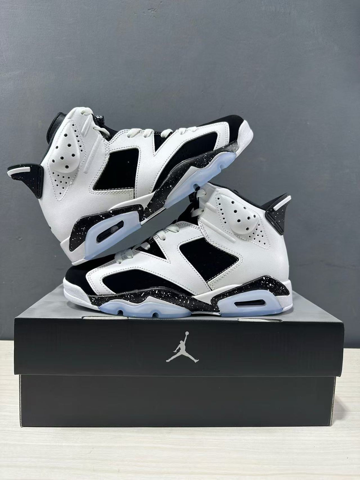 Air Jordan 6 Reverse Oreo Sneakers White Black CT8529-108 - product image from the listing.