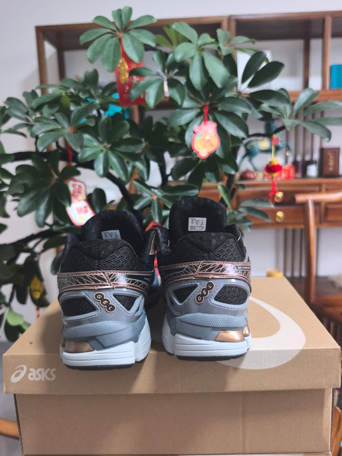 ASICS GEL-KAYANO 20 Sneakers in Black and Pale Pink - product image from the listing.